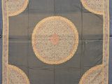 un tapis bleu et jaune orné d'un motif circulaire
