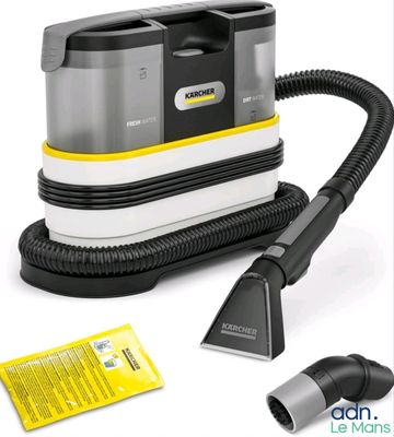 Nettoyeur vapeur Karcho avec ses accessoires, sur fond blanc