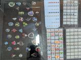 reflet d'une personne en train de prendre une photo d'une table sur laquelle se trouvent des boutons