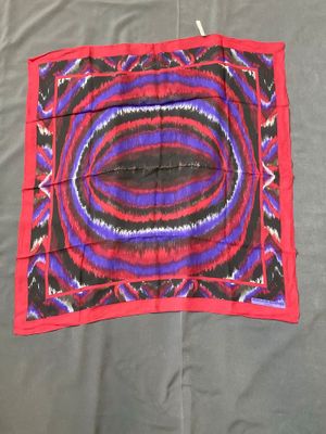Foulard Jean Louis Scherrer en soie de couleur rouge violet . - Photo 1