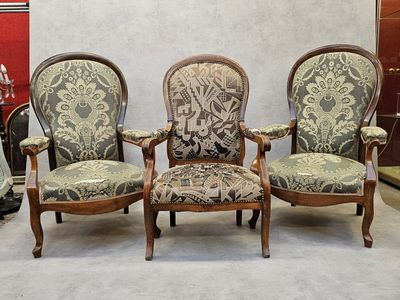 Trois fauteuils Voltaire dont une paire en acajou et placage…