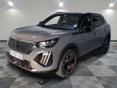Le SUV argenté est garé sur le sol à damier du garage.