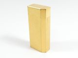 briquet doré posé sur une surface blanche, avec un fond blanc