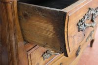 Commode tombeau en noyer mouluré sur bâti sapin ouvrant par … (photo 6)
