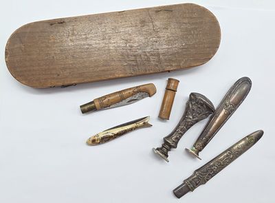 tout un tas d'outils différents qui traînent sur la table