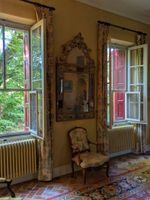 Fauteuil à dossier droit en noyer mouluré et sculpté, accoto… (photo 6)