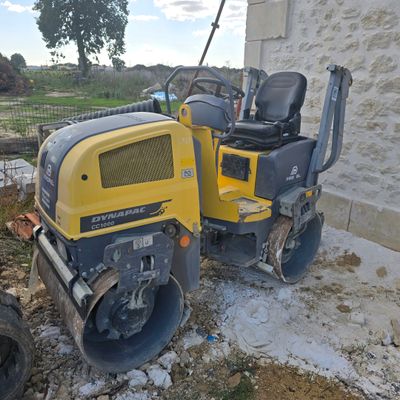 a small yellow machine that is sitting on the ground