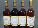 quatre bouteilles de vin sont alignées