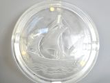 une plaque de verre sur laquelle est représenté un bateau