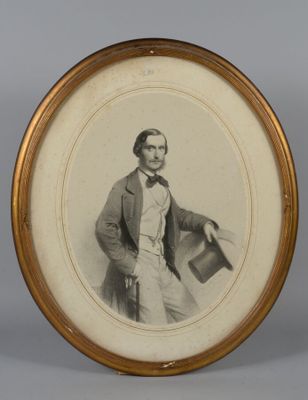 une vieille photo d'un homme en costume-cravate tenant un chapeau