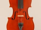 un violon orange avec un archet noir sur fond blanc