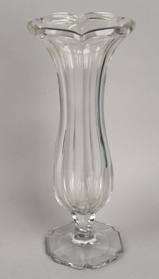 un vase en verre posé sur une table