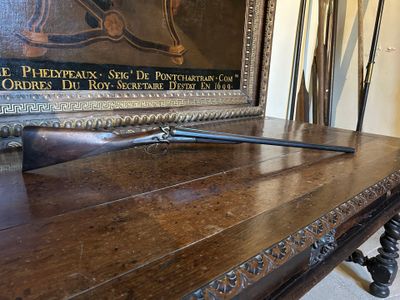 une table en bois sur laquelle est posé un pistolet