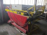 un bateau rouge en cours de réparation dans un chantier naval