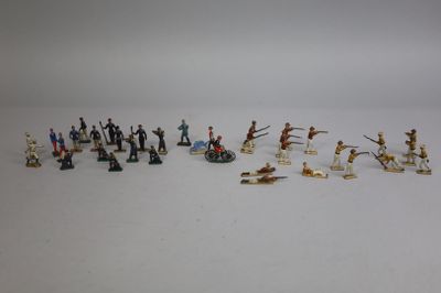 un grand nombre de figurines posées sur une table