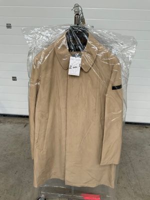 un manteau accroché à une charrette dans un garage