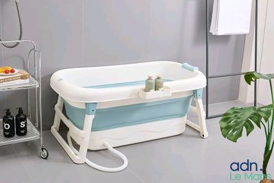 une photo d'une salle de bains avec une baignoire et un porte-serviettes