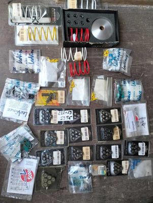 le contenu d'un kit est disposé sur une table
