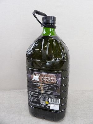 une bouteille d'huile d'olive posée sur une table