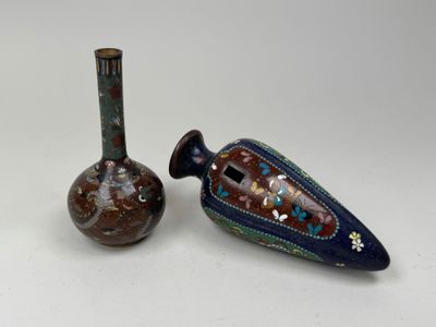 deux vases posés l'un à côté de l'autre sur une table