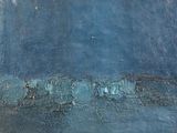 une peinture à l'huile représentant un mur bleu dont la peinture s'écaille