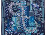 une écharpe bleue et violette sur laquelle est représenté un phare