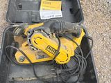une boîte à outils jaune et noire posée par terre