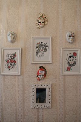 un mur sur lequel sont accrochés tout un tas de masques