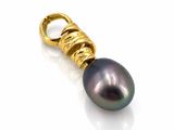 un pendentif en perle noire et or sur fond blanc