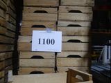 une caisse en bois sur laquelle est accrochée une étiquette, posée sur une palette