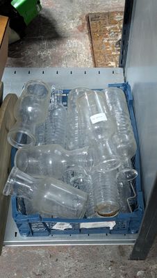 de nombreuses bouteilles en plastique vides à l'intérieur d'un réfrigérateur