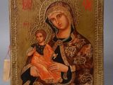 une icône russe ancienne représentant la Vierge à l'Enfant