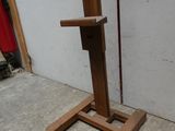 un support en bois surmonté d'un parapluie rouge