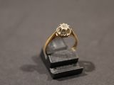 Gros plan sur une bague en or ornée d'un diamant