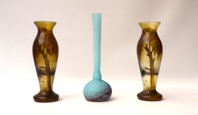 trois vases posés l'un à côté de l'autre sur une surface blanche