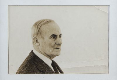 portrait d'un homme en costume-cravate sur une photo en noir et blanc