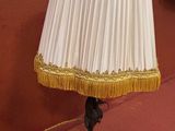 une lampe posée sur le sol à côté d'un mur