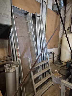 une pièce dans laquelle se trouvent tout un tas d'objets métalliques