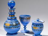 trois morceaux de verre bleu ornés de motifs dorés