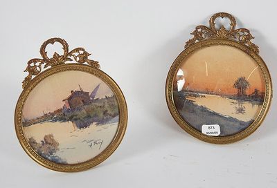 deux photos encadrées représentant une maison et une rivière, dans un cadre doré