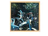 un tableau représentant une moto bleue garée dans les bois
