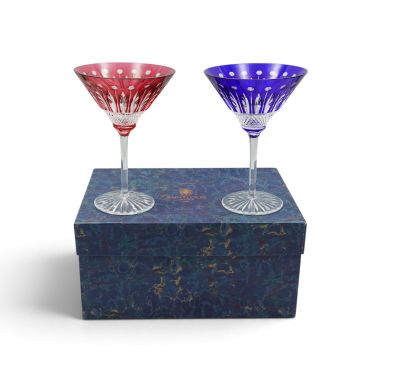 deux verres à vin posés sur une boîte bleue