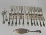 de nombreuses fourchettes et cuillères disposées sur la table
