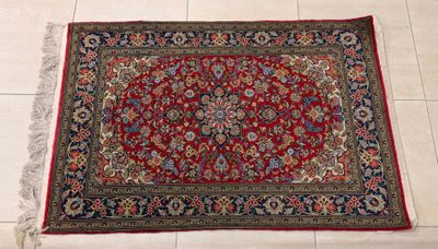 un tapis posé au sol, sur fond rouge