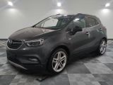 un SUV Buick gris garé dans une pièce au sol en damier