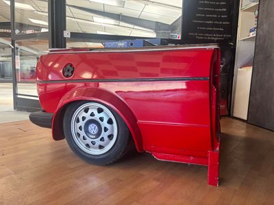 un camion rouge garé à l'intérieur d'un bâtiment