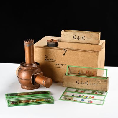 trois boîtes et un vase posés sur une table blanche
