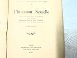 deux livres ouverts posés sur une table recouverte d'une nappe blanche