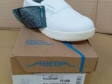 chaussures sans lacets en cuir blanc, ornées d'une bande bleue sur le côté