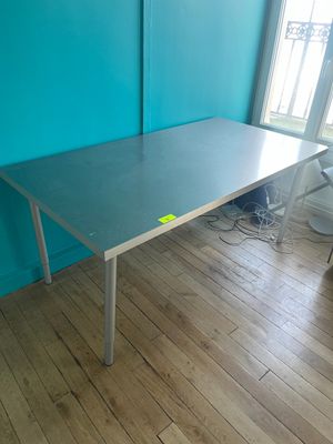 une photo d'une table dans une pièce aux murs bleus